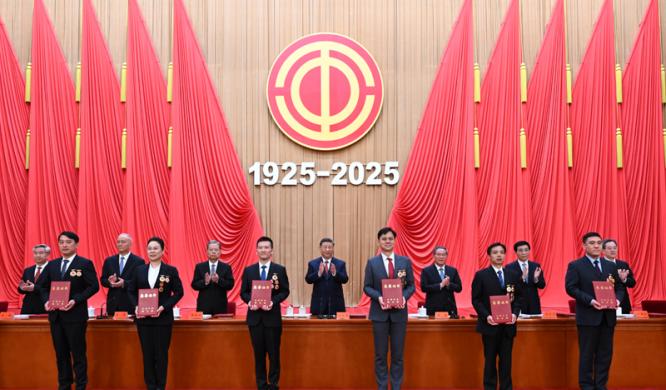 慶祝中華全國總工會成立100周年暨全國勞動模范和先進工作者表彰大會隆重舉行 習近平發表重要講話